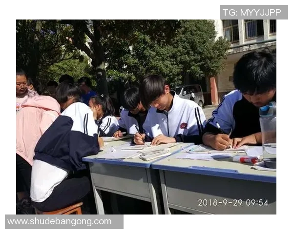 昔日绿茵传奇老球星再展英姿重返赛场激情踢球瞬间 昔日绿茵传奇老球星再展英姿重返赛场激情踢球瞬间